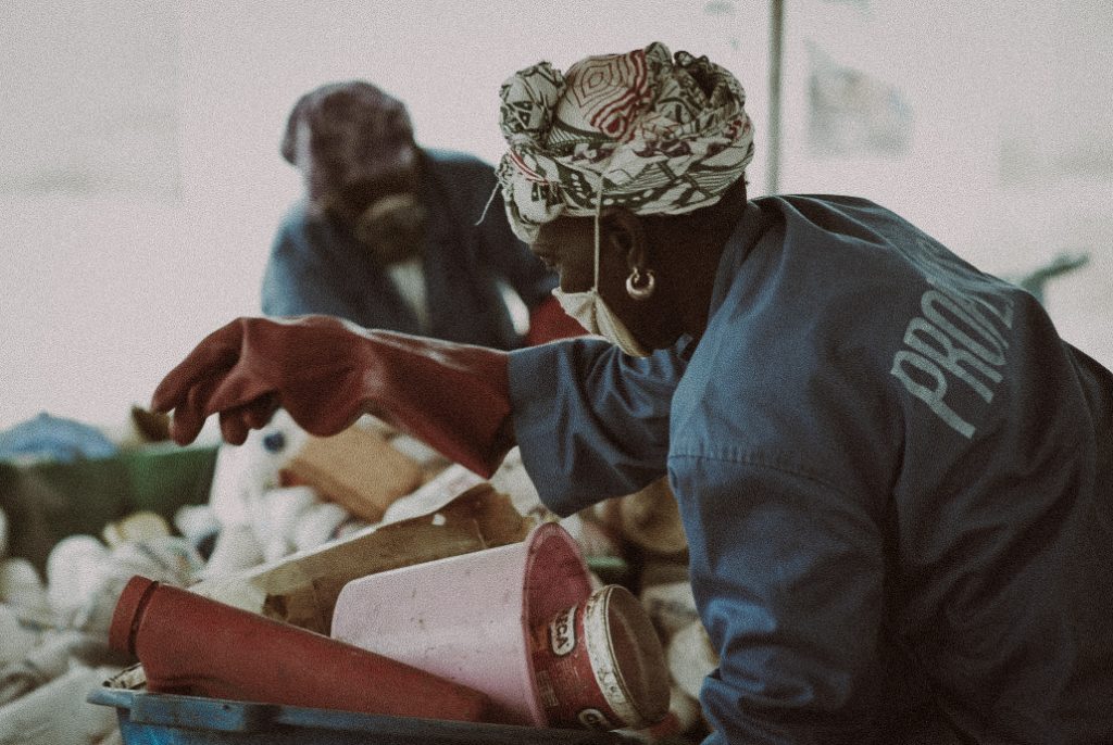 Tri du plastique dans l'usine Proplast, Thiès, Sénégal